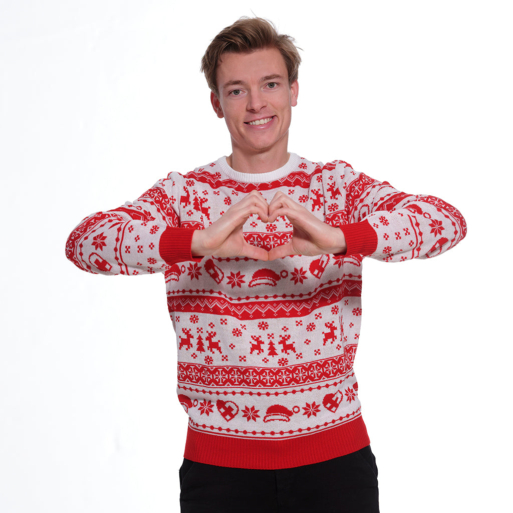 En mand laver et hjertetegn med sine hænder og er iført en julesweater.